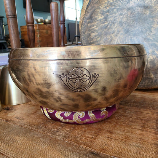 9" Mustang Super Moon Tibetan Singing Bowl – 1.65kg