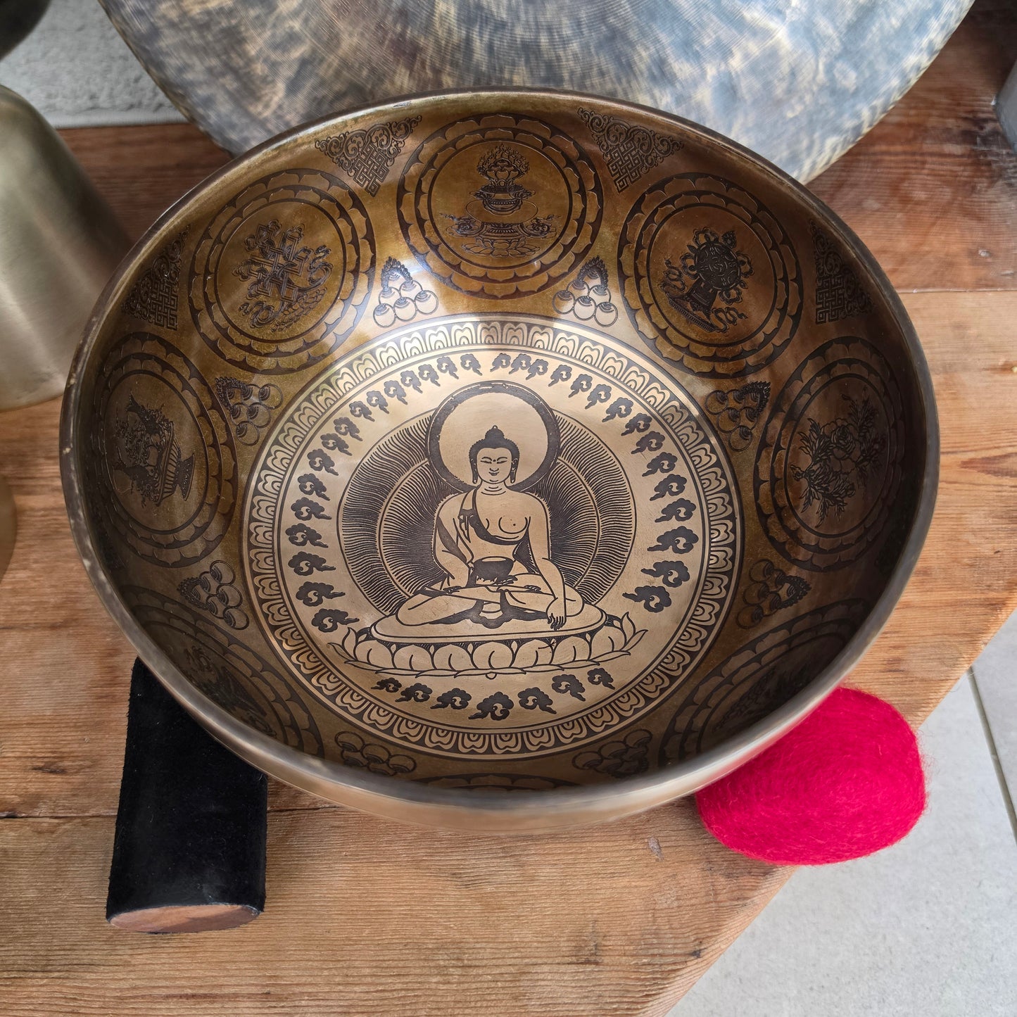 9" Buddha & Eight Auspicious Symbols Tibetan Singing Bowl – 1.28kg