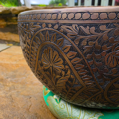 8" Hand-Carved Floral Tibetan Singing Bowl – 1.09kg
