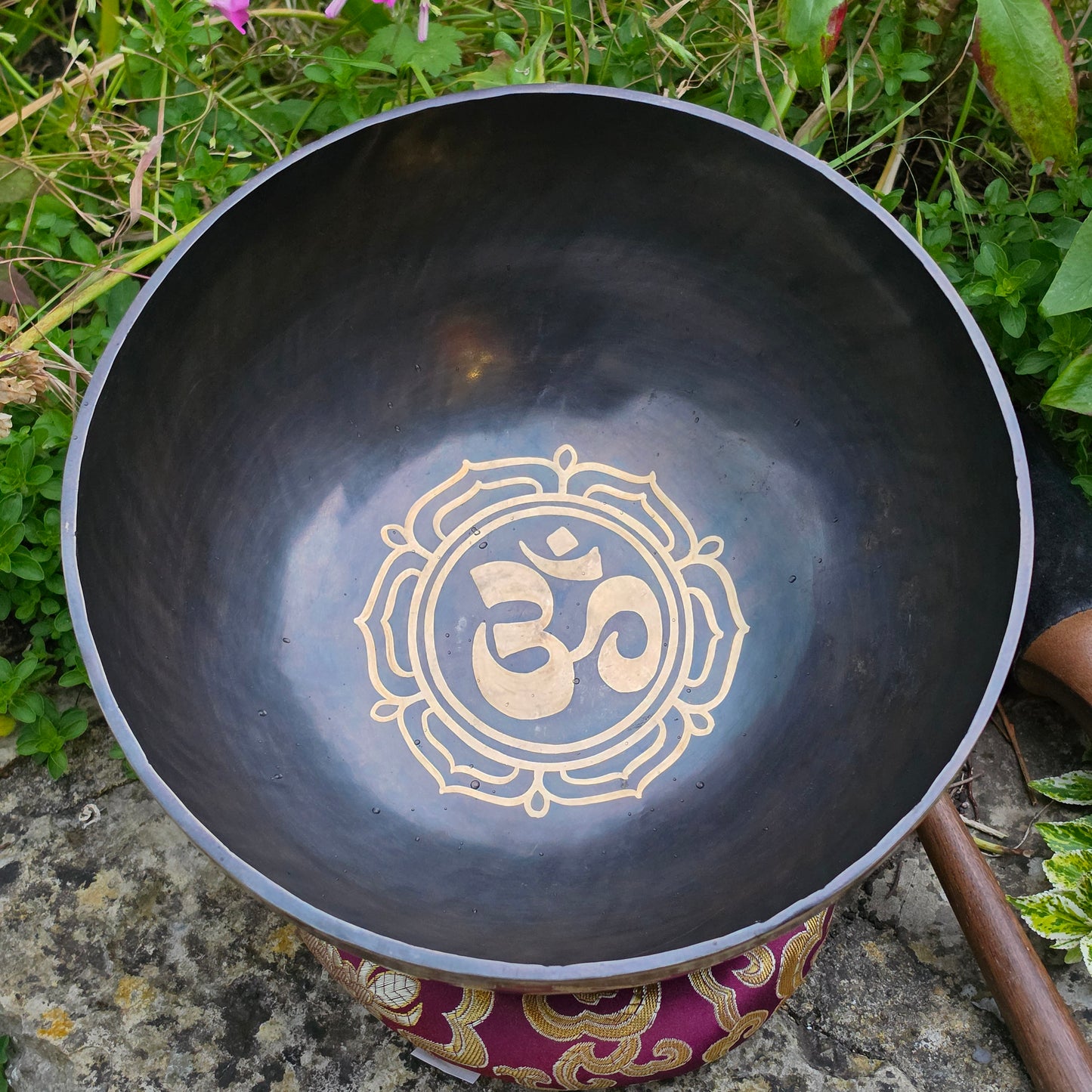 9.5" Om Tibetan Singing Bowl – 1.72kg