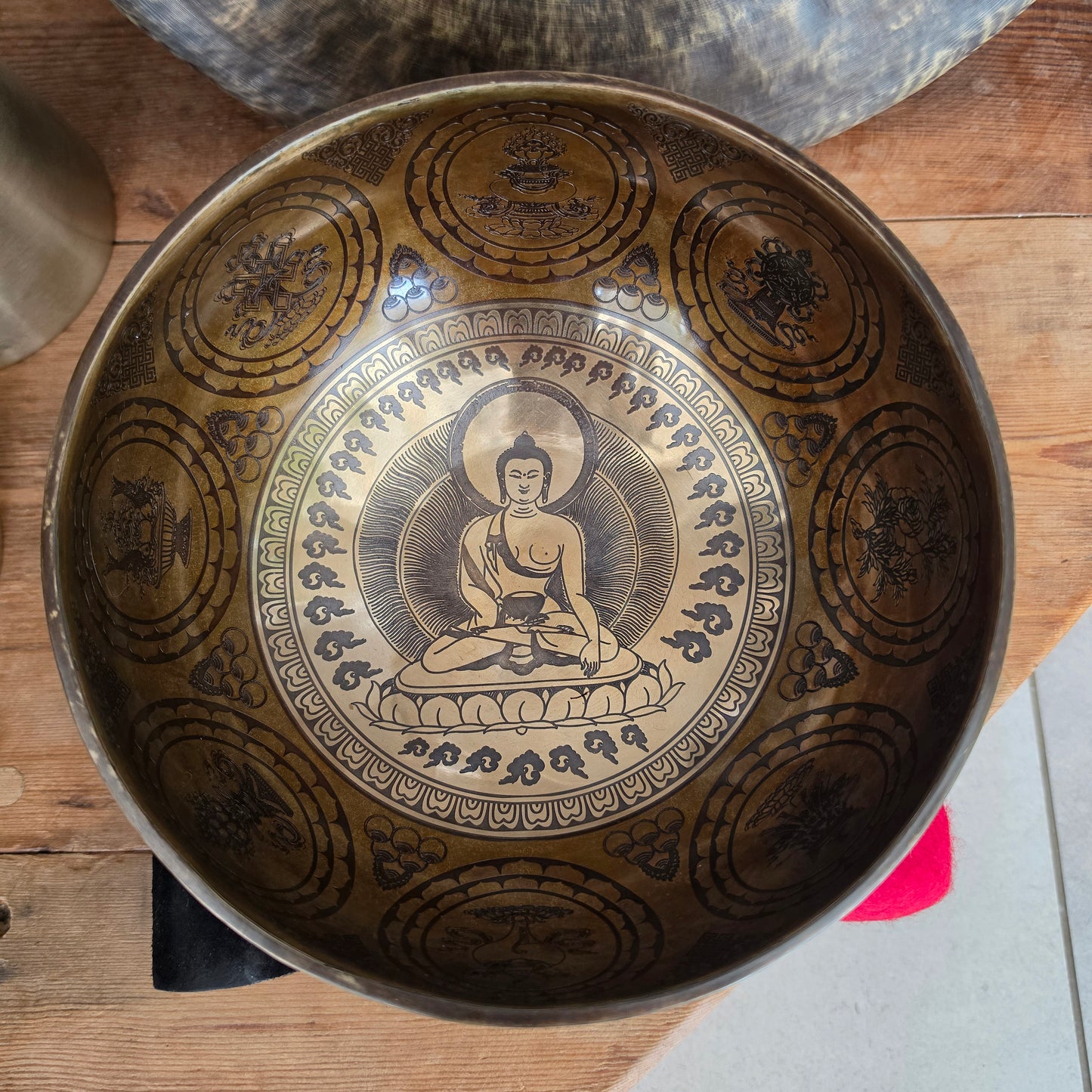 9" Buddha & Eight Auspicious Symbols Tibetan Singing Bowl – 1.28kg