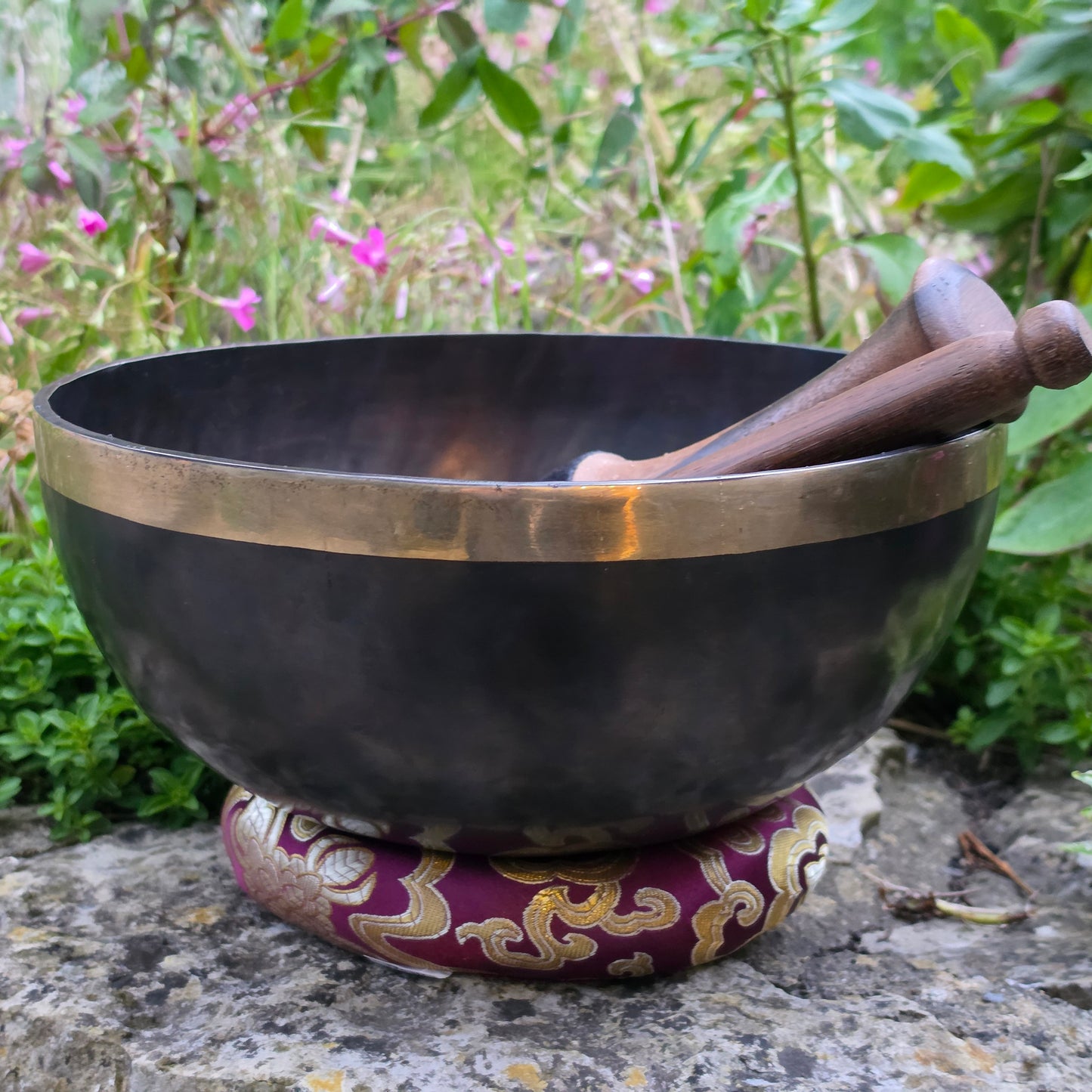 9.5" Om Tibetan Singing Bowl – 1.72kg
