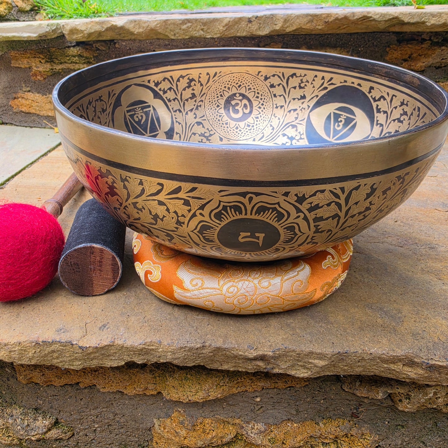 10" Eyes of Buddha Om Mantra Tibetan Singing Bowl – 1.87kg