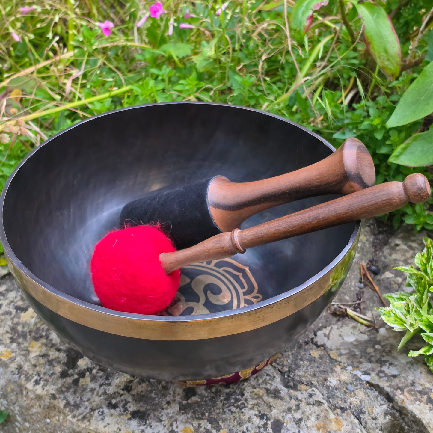 9.5" Om Tibetan Singing Bowl – 1.72kg