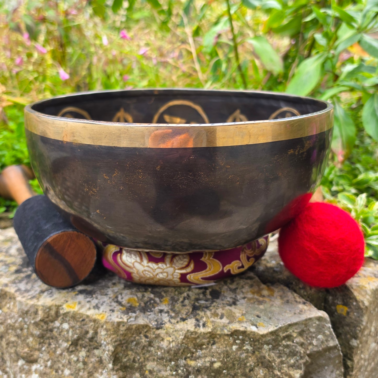 9" Eight Auspicious Symbols Tibetan Singing Bowl – 1.70kg